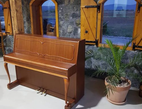 Tu je i klavir u baru